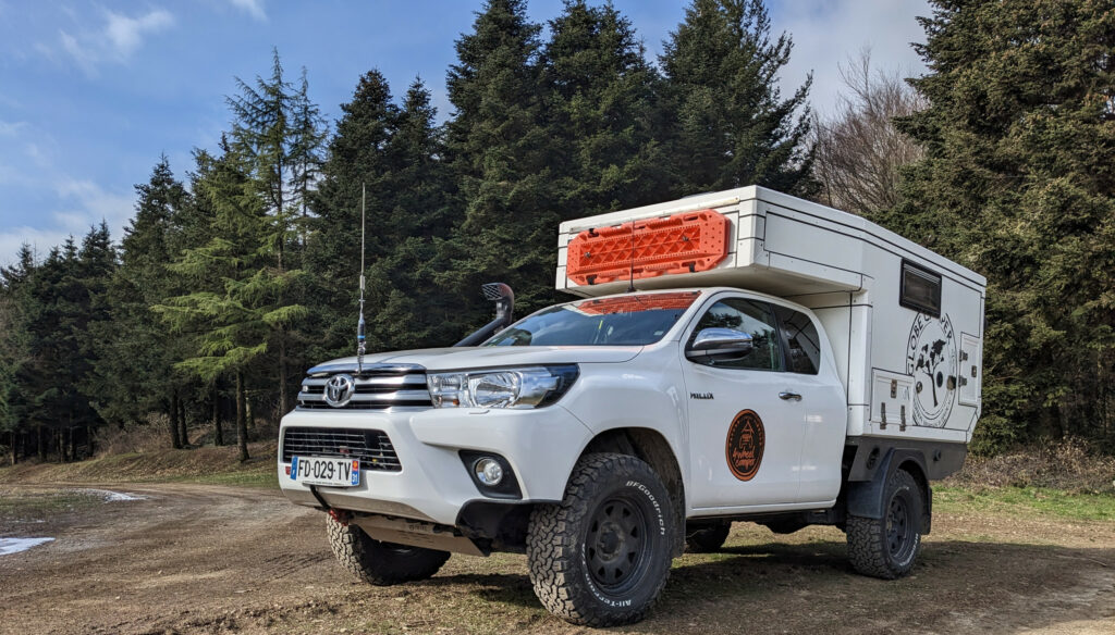 Un Hilux avec une cellule Camper.