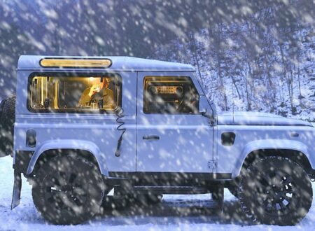 un 4x4 defender 90 en hiver sous la neige