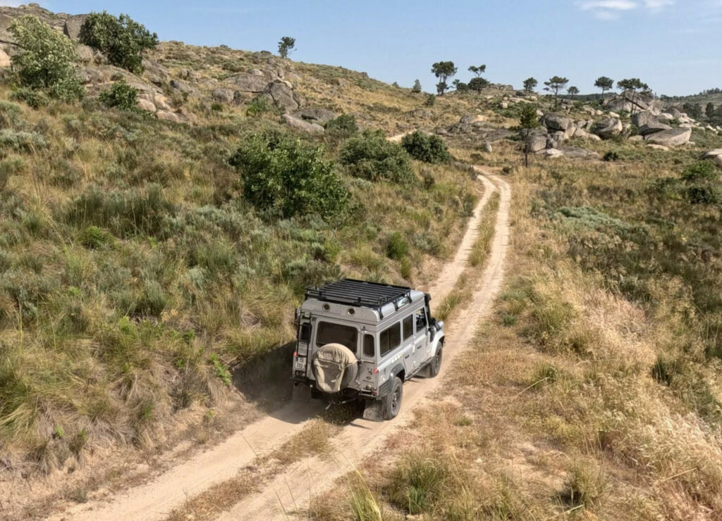 Land rover defender sur les pistes du portugal