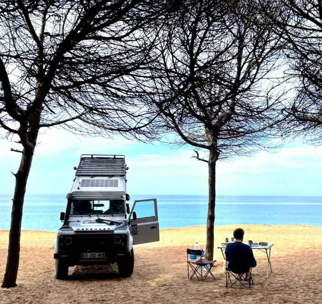 Louer un Land Rover Defender avec tente de toit au Portugal