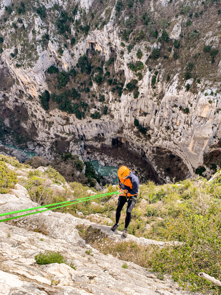 Expérience roadtrip escalade dans les gorges du verdon avec un 4x4 équipé de tente de toit