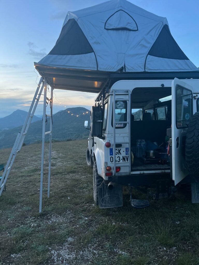 Louer un Land Rover Defender avec tente de toit James Baroud pour un road trip dans le Verdon