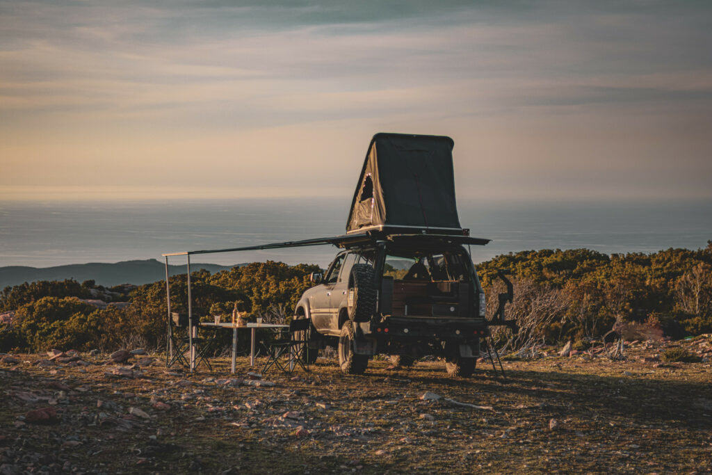 Louer un 4x4 avec tente toit en Corse pour vivre une aventure de roadtrip entre mer et montagne