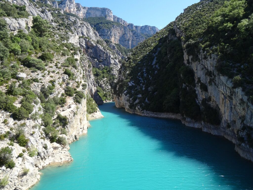 Louer un 4x4 avec tente de toit pour découvrir les merveilles des Alpes de Hautes Provence