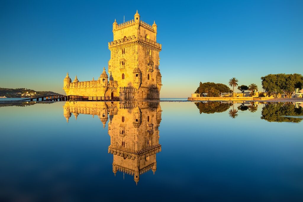 La majestueuse Tour de Belém se dresse fièrement au bord du Tage, symbole historique de Lisbonne. Intégrez cette étape culturelle à votre road trip en 4x4 avec tente de toit à travers le Portugal, mêlant exploration urbaine et aventure en pleine nature.