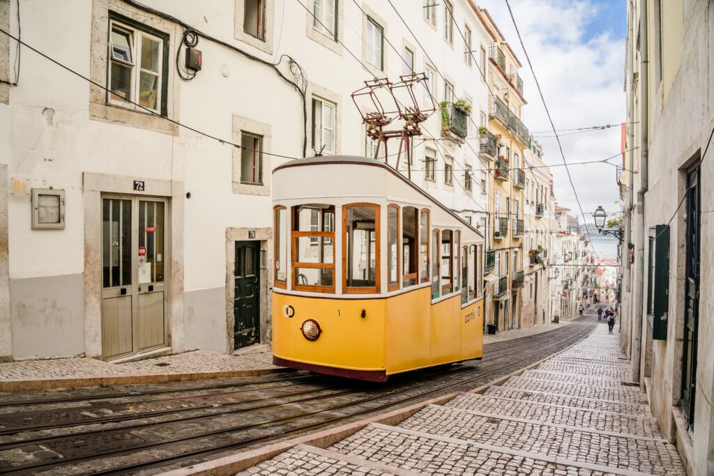 Un emblématique tramway jaune serpente à travers les rues pittoresques de Lisbonne, offrant un contraste charmant avec l'aventure en 4x4 équipée d'une tente de toit. Lors de votre road trip au Portugal, découvrez la magie de cette ville historique avant de partir explorer les paysages sauvages et préservés du pays. Des ruelles pavées de Lisbonne aux plages isolées du sud, le Portugal promet une aventure inoubliable en 4x4.