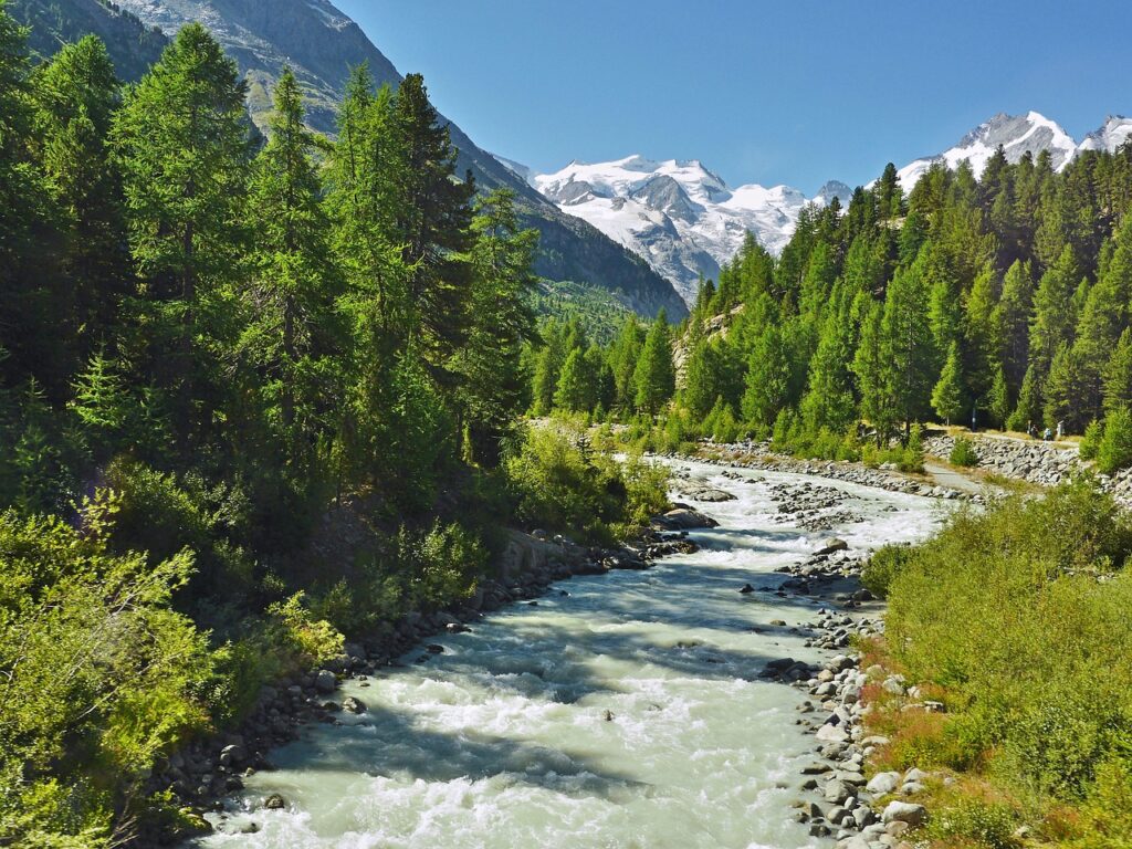 La traversée des Alpes en 4x4 avec tente de toit est une aventure accéssible à tous en louant un véhicule sur Pampa Cruz