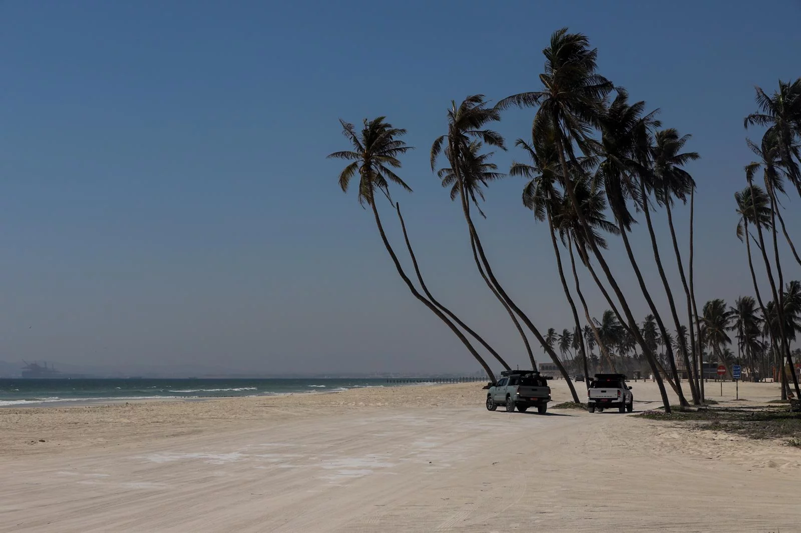 Paysages d’Oman au coucher du soleil pour illustrer la meilleure période d’un road trip en 4x4 aménagé