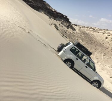 conduire un 4X4 aménagé à oman dans les dunes