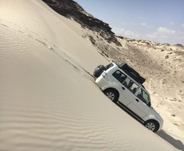 conduire un 4X4 aménagé à oman dans les dunes