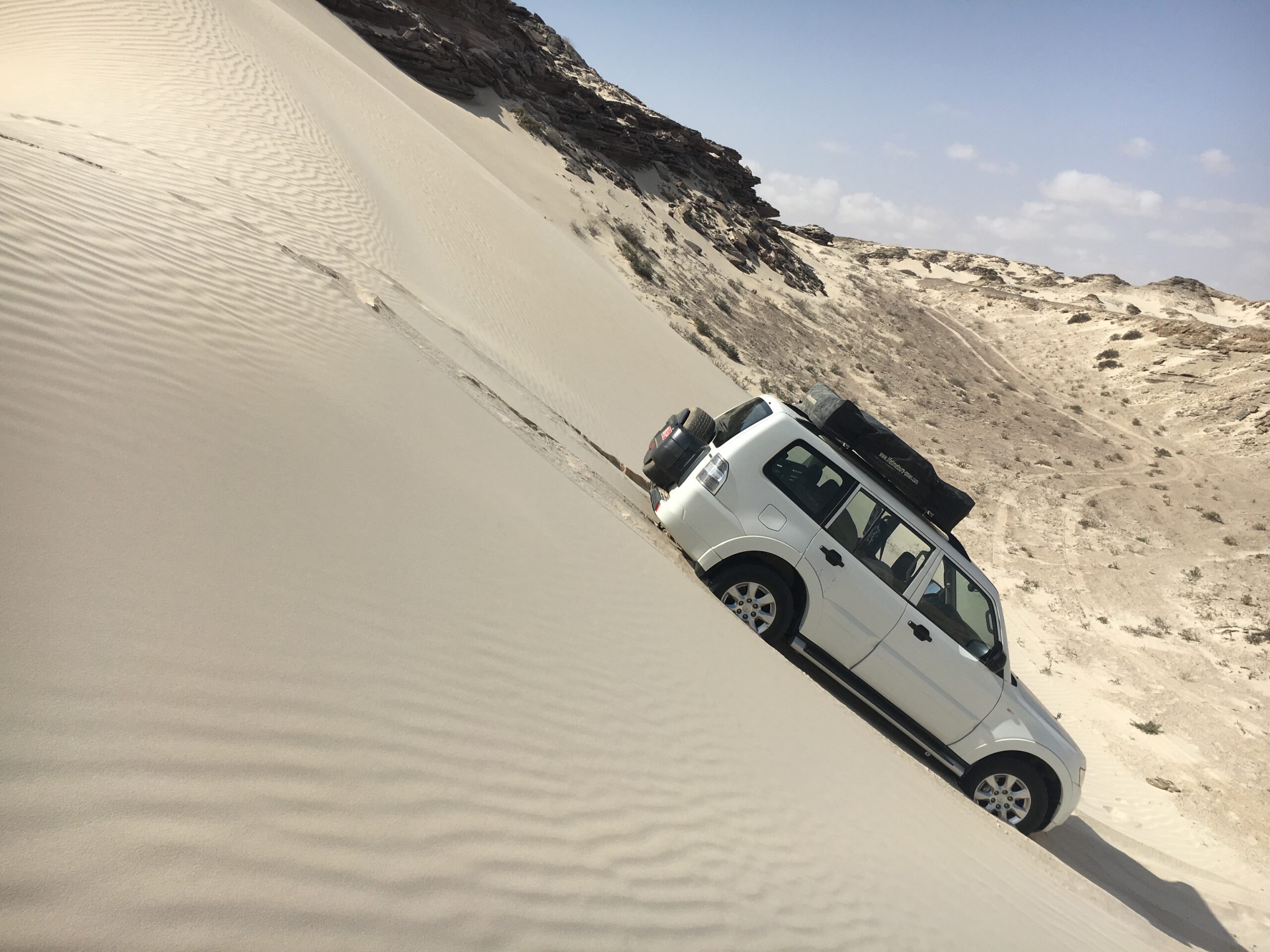conduire un 4X4 aménagé à oman dans les dunes