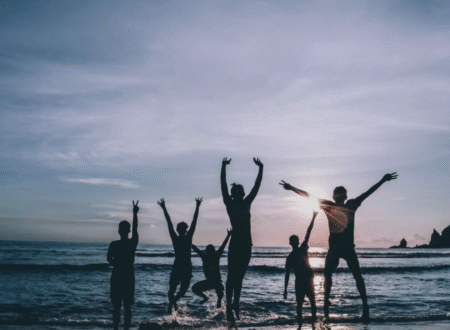 une famille heureuse à la mer au sunset de dos en afrique du sud