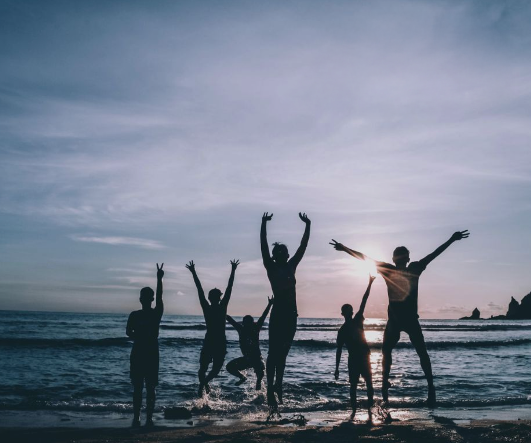 une famille heureuse à la mer au sunset de dos en afrique du sud