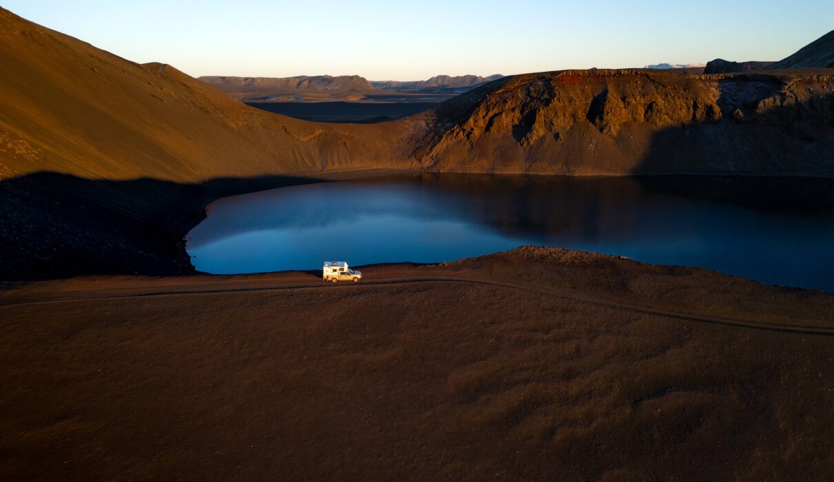 4x4 en Islande roulant sur une route F avec traversée de rivière pendant un road trip d’aventure