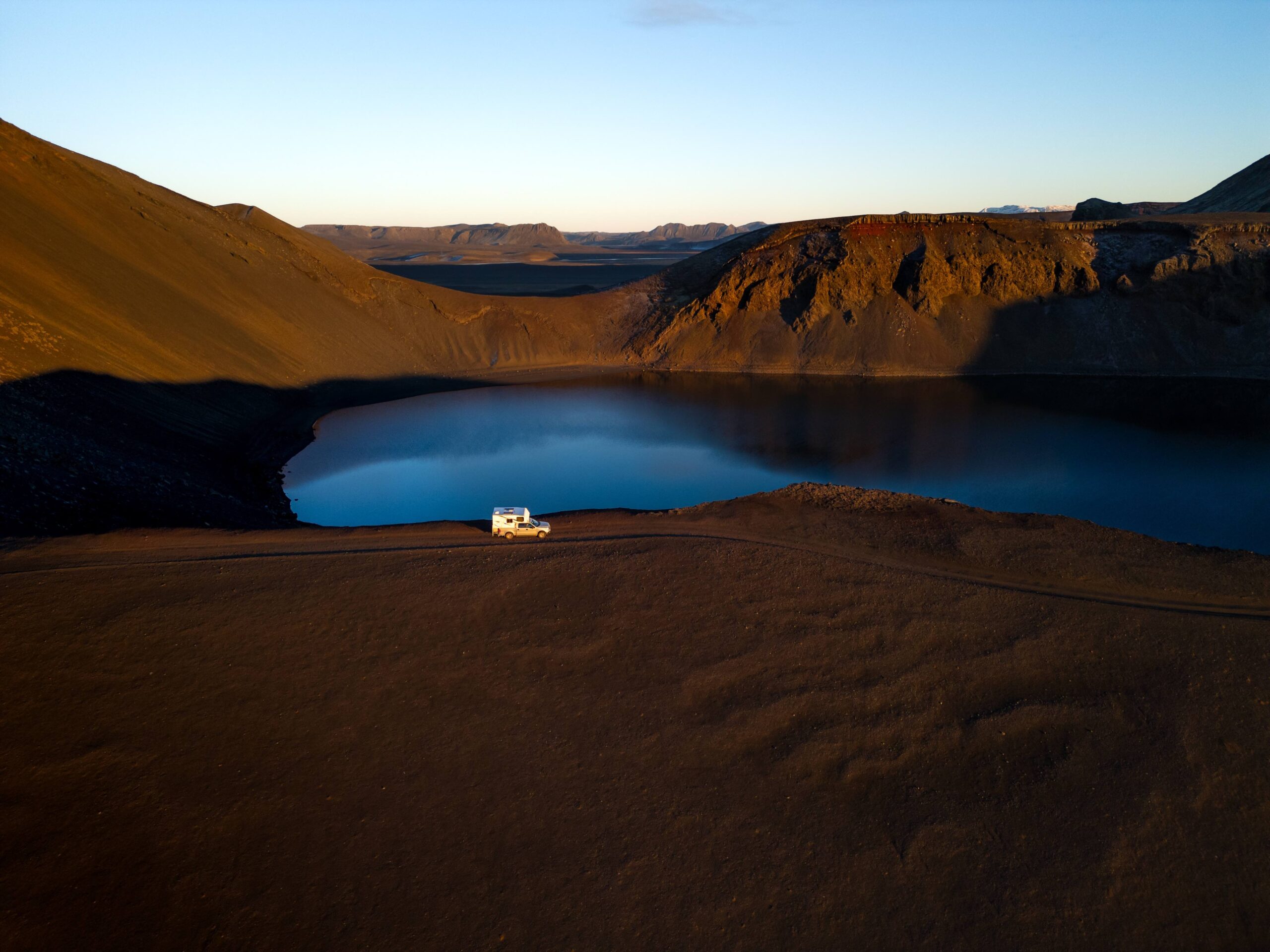 4x4 en Islande roulant sur une route F avec traversée de rivière pendant un road trip d’aventure