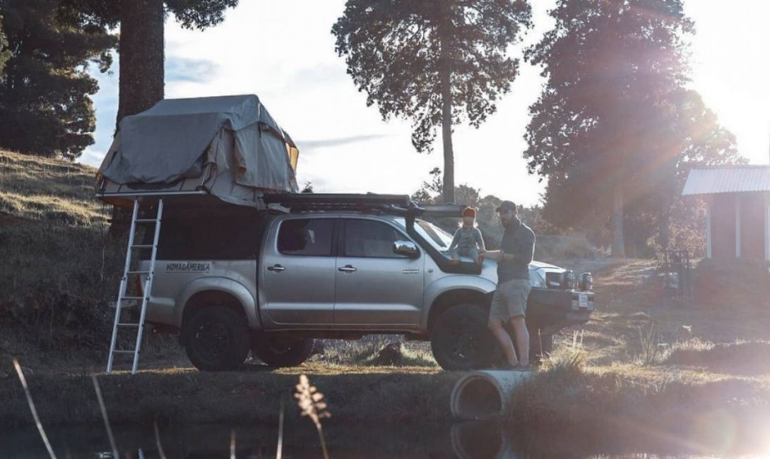 Louez un 4x4 Toyota Hilux avec tente de toit au Costa Rica